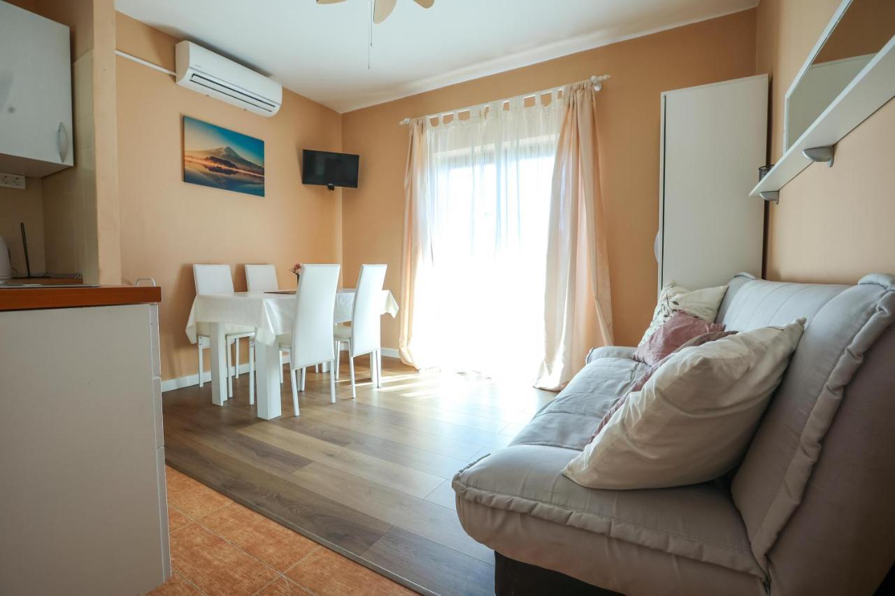 Apartments And Rooms Sinka Biograd Na Moru Εξωτερικό φωτογραφία