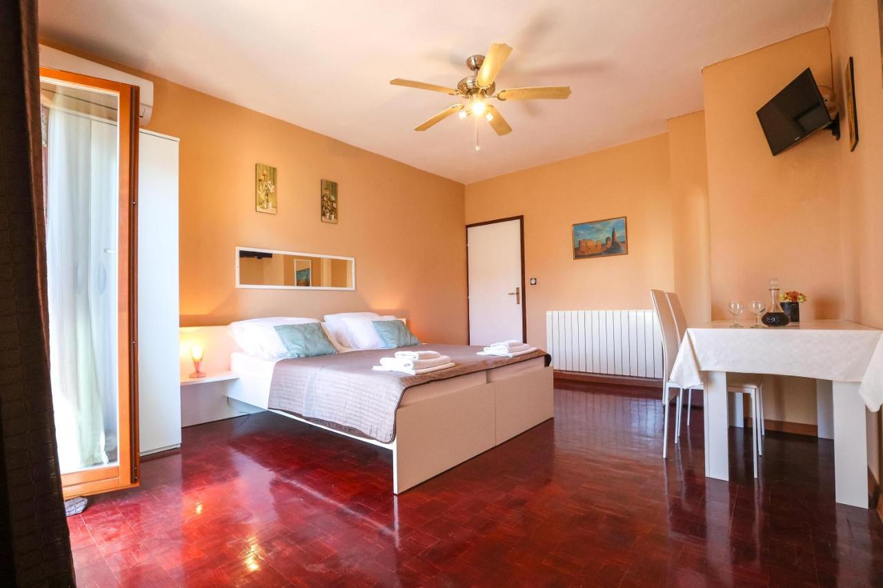 Apartments And Rooms Sinka Biograd Na Moru Εξωτερικό φωτογραφία